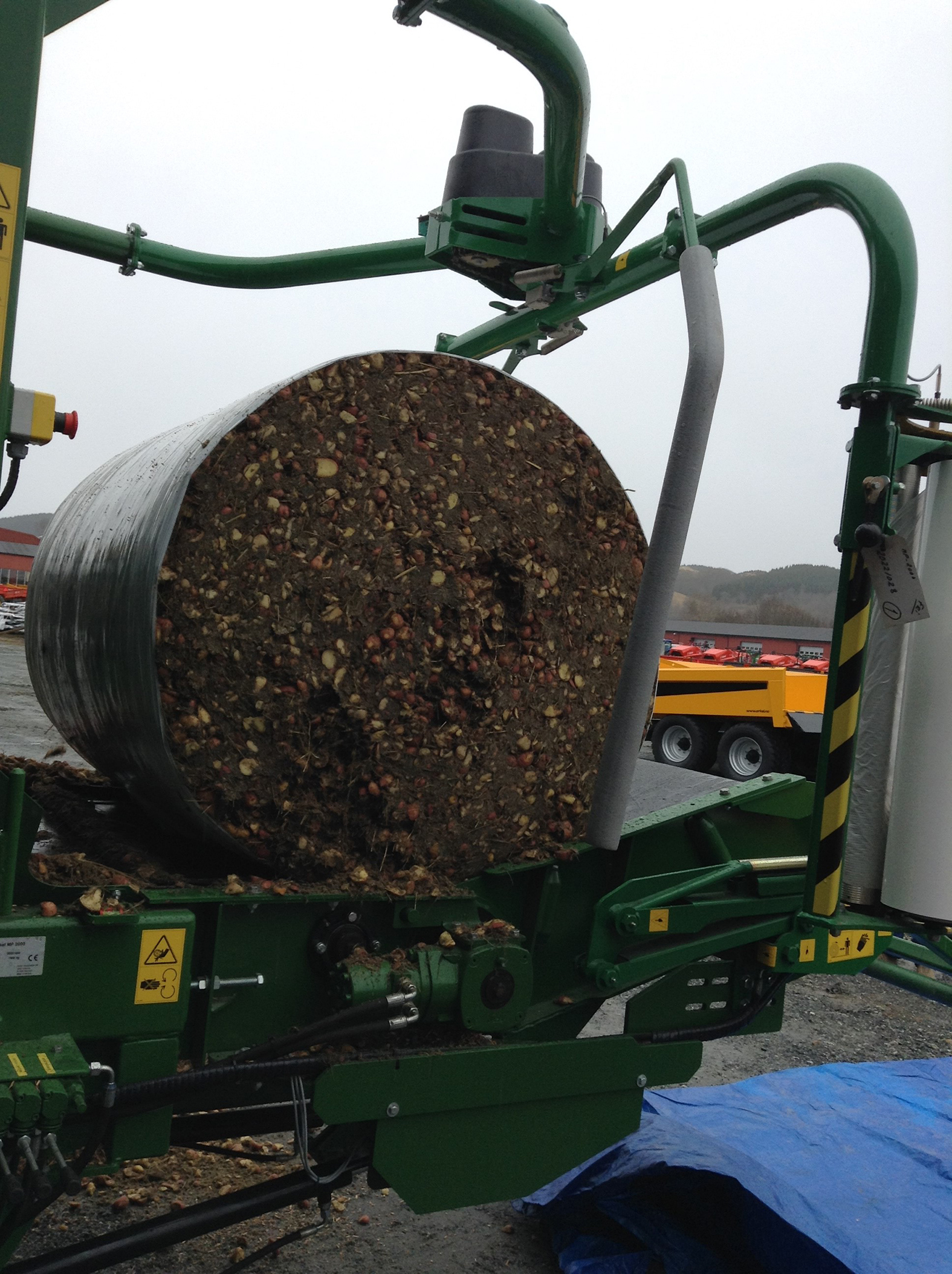 Project partners from Norwegian industry participate actively in CYCLE, e.g. to test new technologies for conserving food co-streams for animal feed. Here, discarded potatoes are compacted and wrapped in plastic to achieve a long shelf-life due to fermentation by lactic acid bacteria.