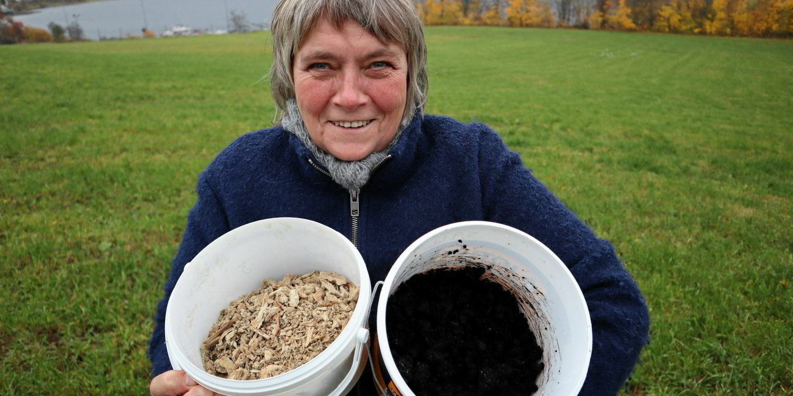 Forsker Anne-Kristin med rester av marine restråstoff som egner seg til gjødsel og jordforbedring. (Rester etter villfiske og algefiber) (Foto: Vegard Botterli)