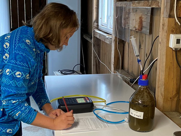 Cal Me artikkelbilde We record the concentration of CH4, CO2, O2, NH3 and H2S in the air in the bottles with the GA5000. In addition, we will also analyze some samples on a gas chromatograph at NMBU to investigate the production of nitrous oxide (N2O). (Photo: Sissel Hansen)