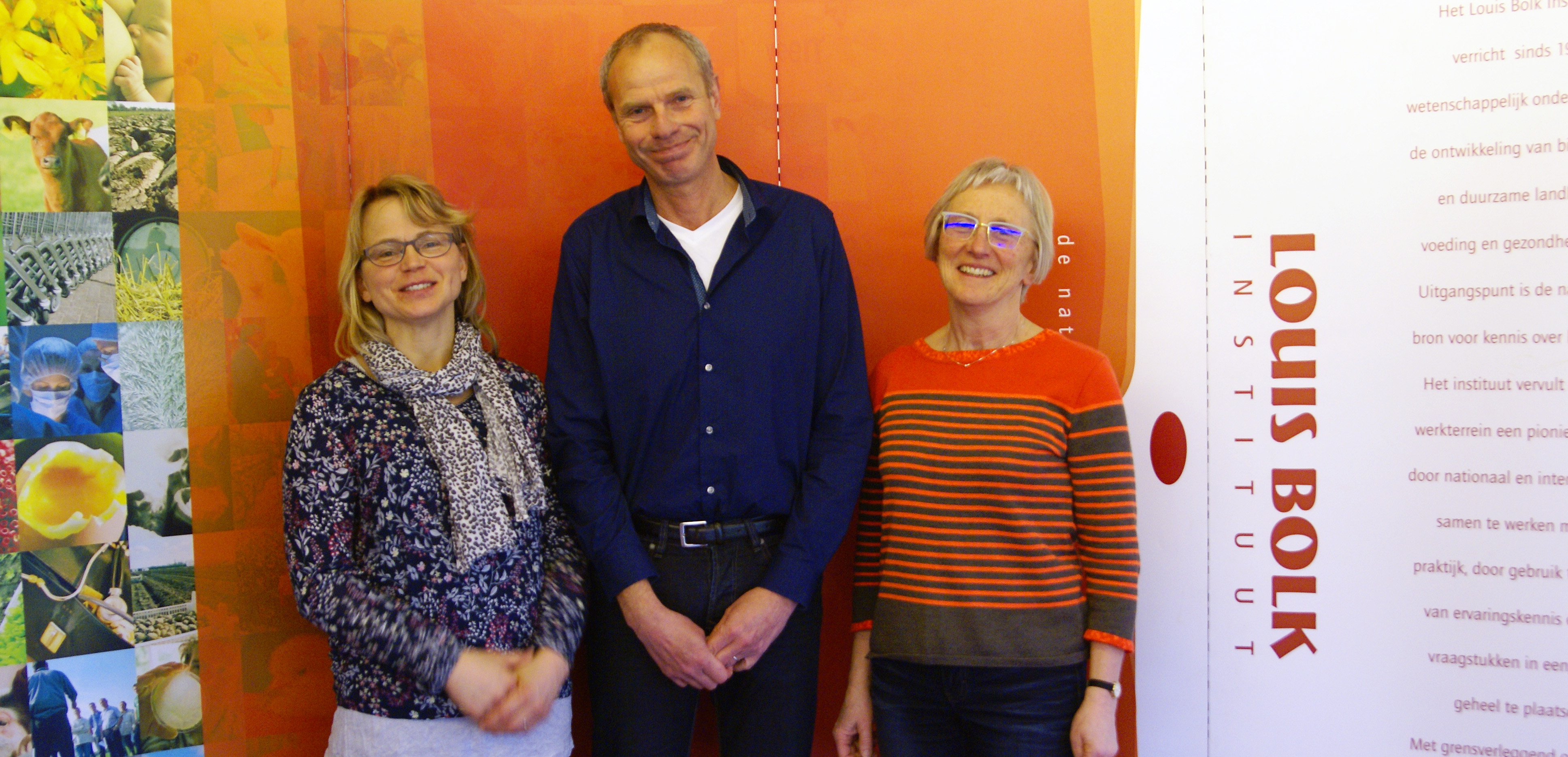 Direktør ved Louis Bolk Instituttet, Jan Willem Erisman, flankert av  Pommeresche og Grete Lene Serikstad. (Foto: Anne de Boer, NIBIO)