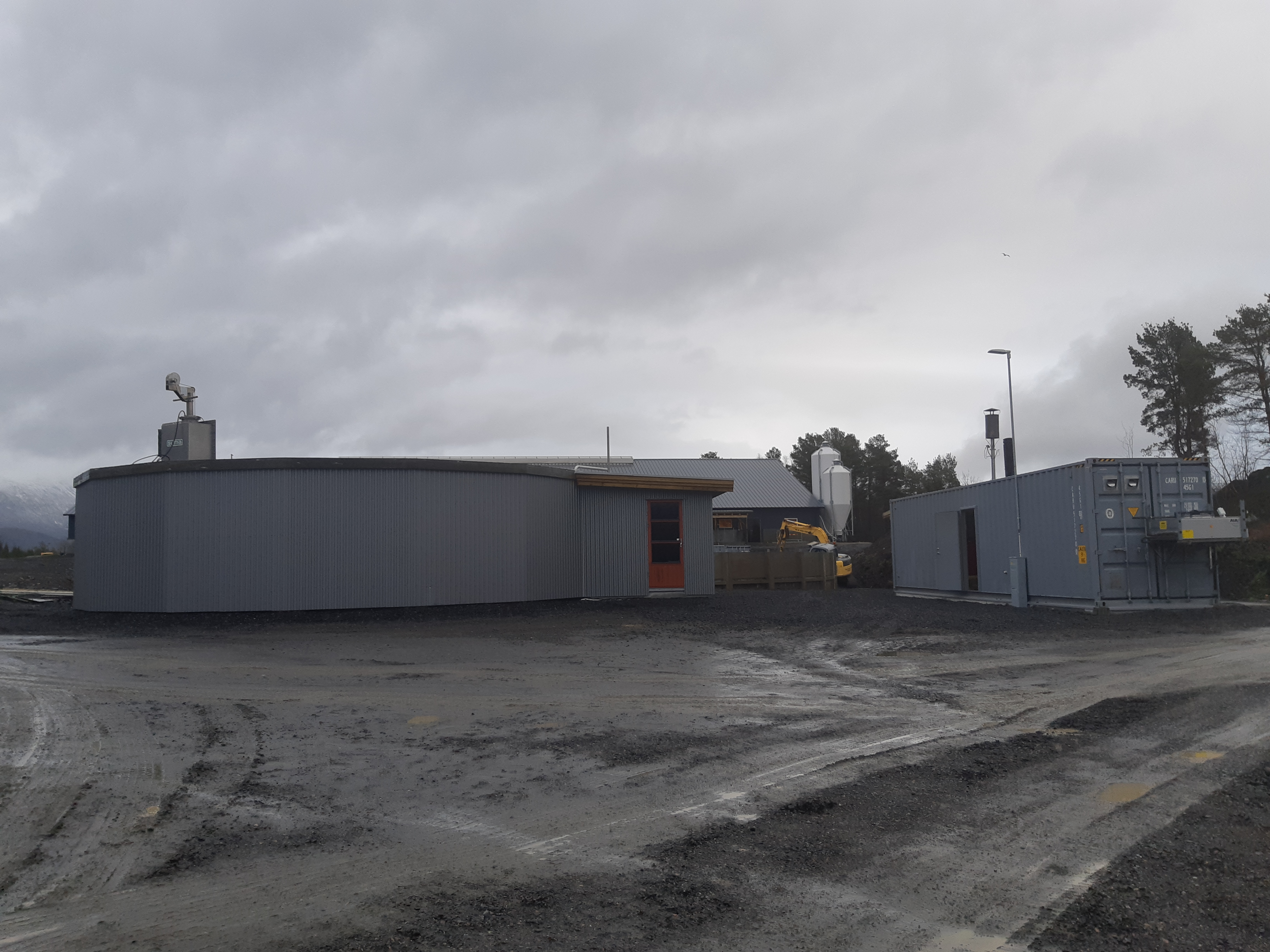 Hoemsnes Biogassanlegg Biogassanlegget på garden til Inge Hoemsnes. Reaktor til venstre i bildet, konteiner med generator og styringssystem til høyre (Foto: Ingvar Kvande)