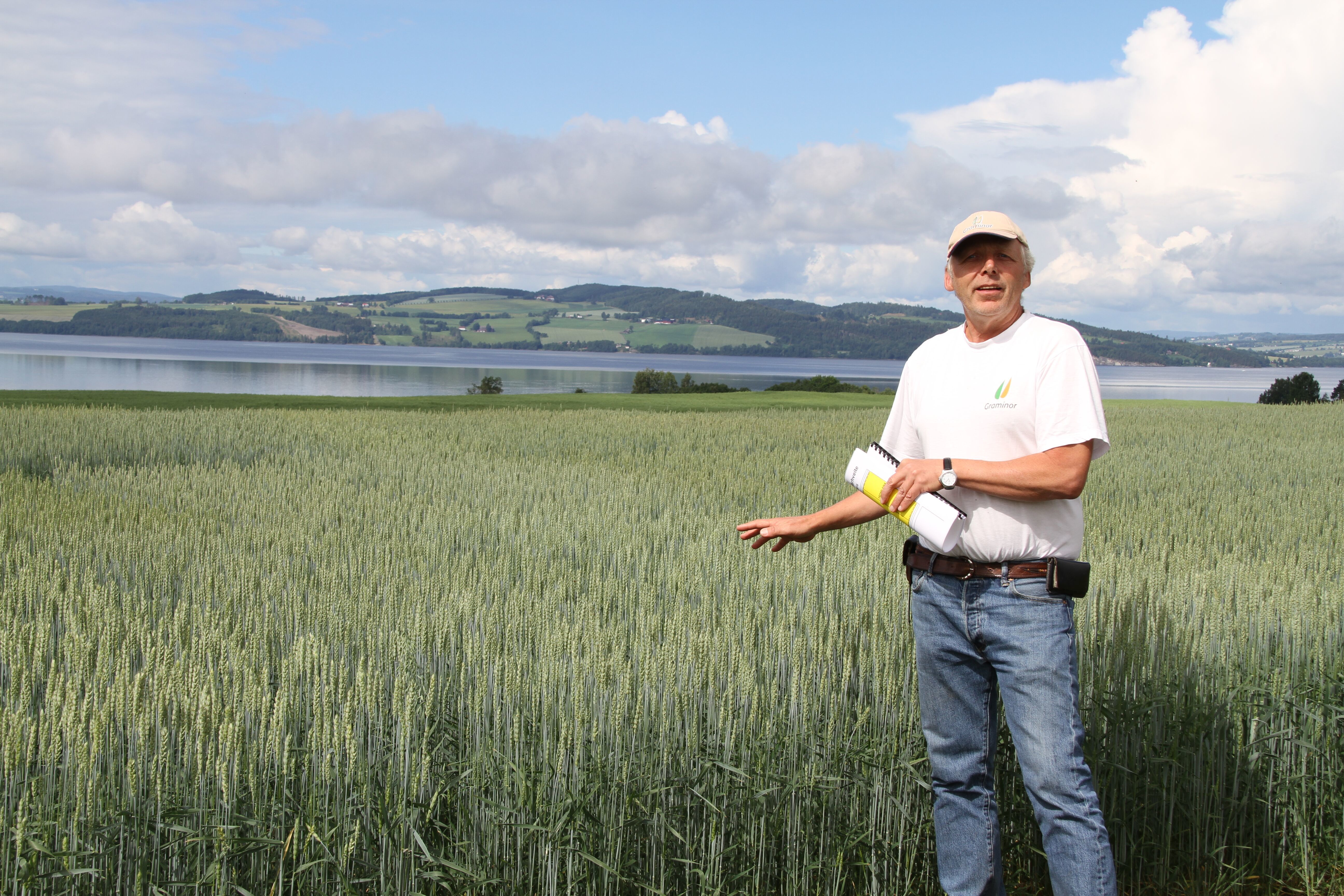 Jon Arne Dieseth, mannen bak kornsorter som Seniorita og Mirakel, mener at landbruket vil tjene på å ta vare på gener fra gamle kornsorter, men også å kombinere disse med nye, for landbruket er avhengig av at foredlere utvikler nye sorter (Foto: Eva Pauline Hedegart)