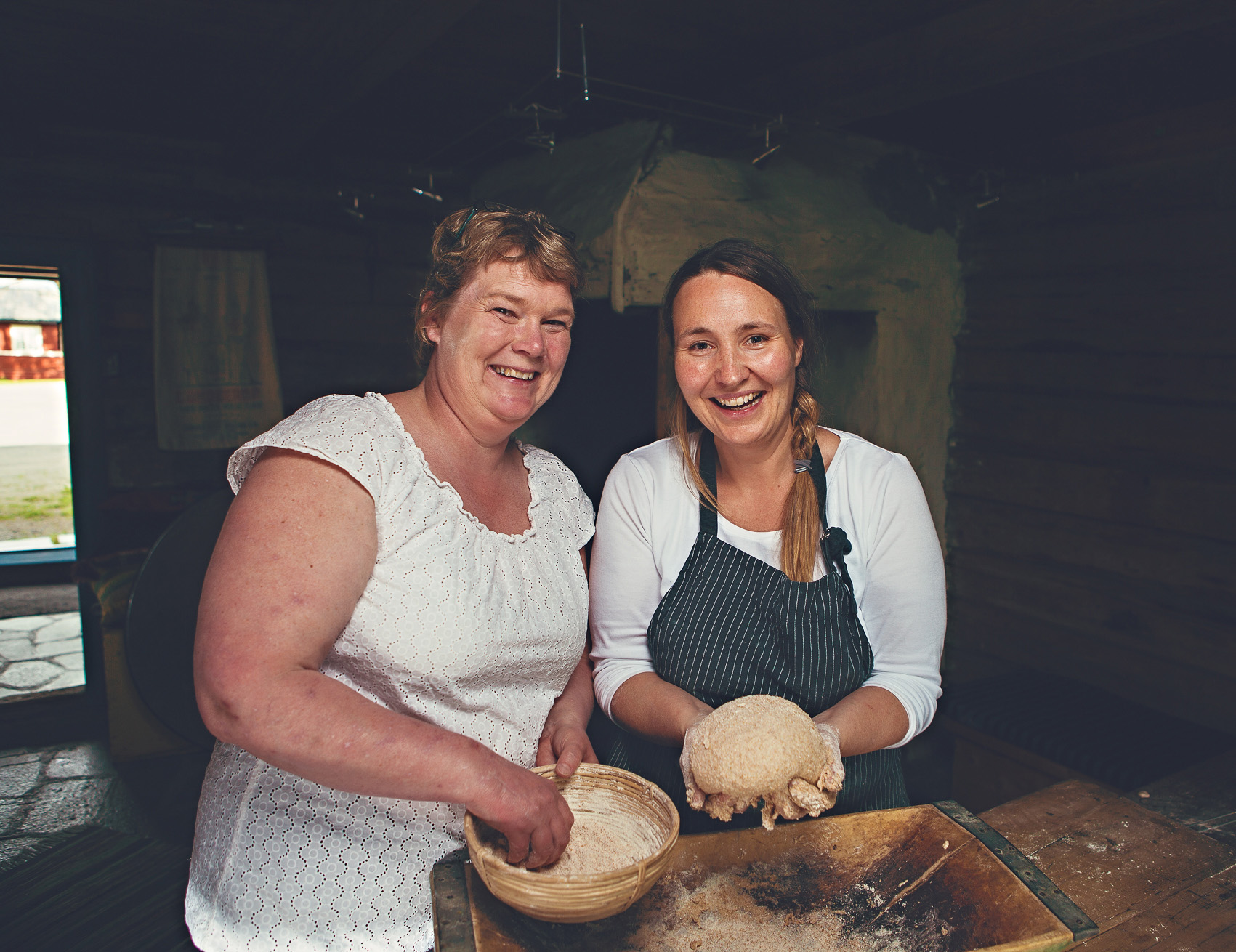 Torunn Bjerkem og Cecilie Røli fra Gullimunn AS vet mye om baking og bakekvaliteten til ulike kornsorter (Foto: Gullimunn AS)