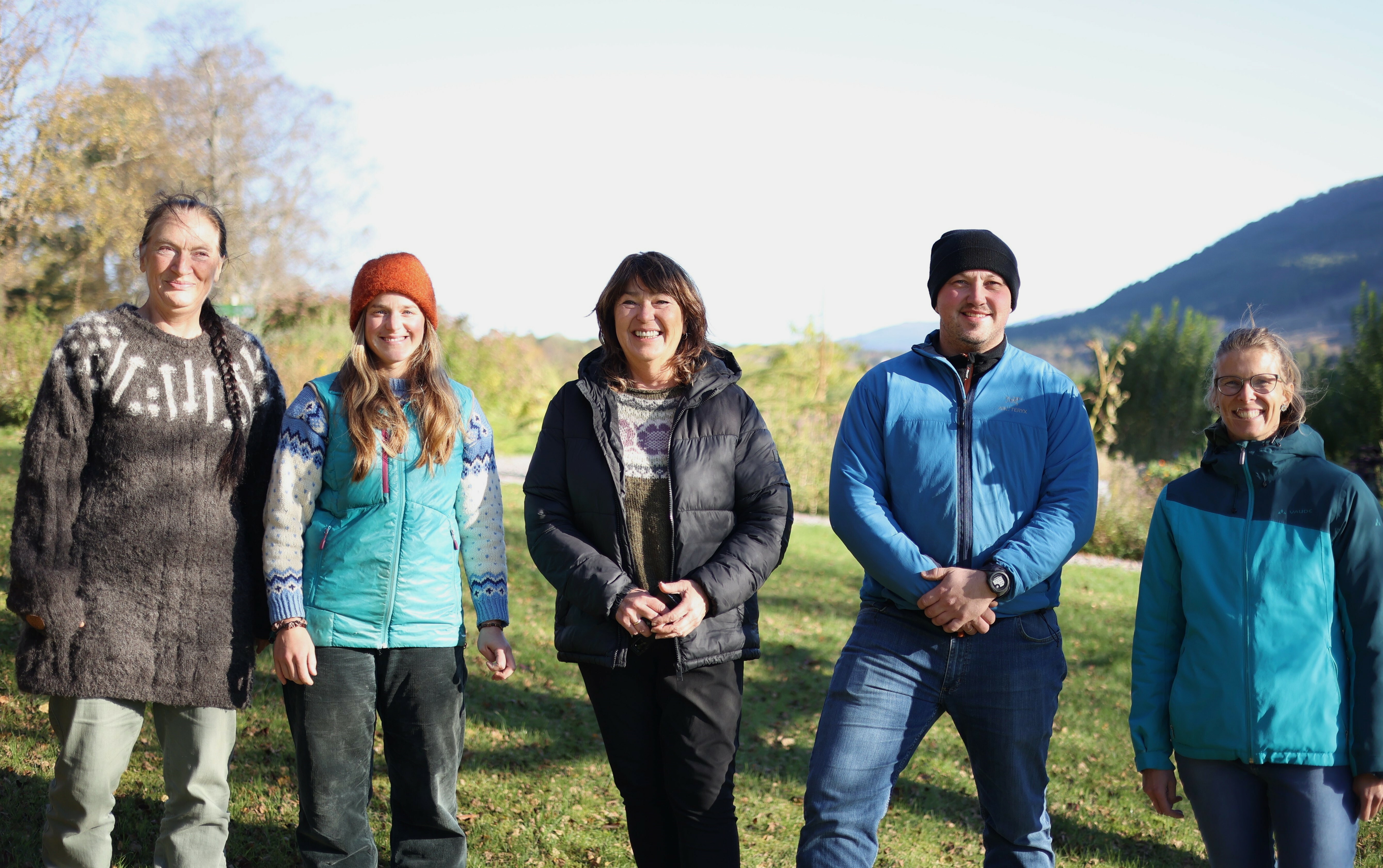 The members of the project group, from the left: Kirsty McKinnon (NORSØK), Sara Hansdotter (NORSØK), milk producer Aina Balstad, meat producer Jan Henrik Moen and Tatiana Rittl (NORSØK). Not present: Ingvar Torjul . (Photo: Vegard Botterli)