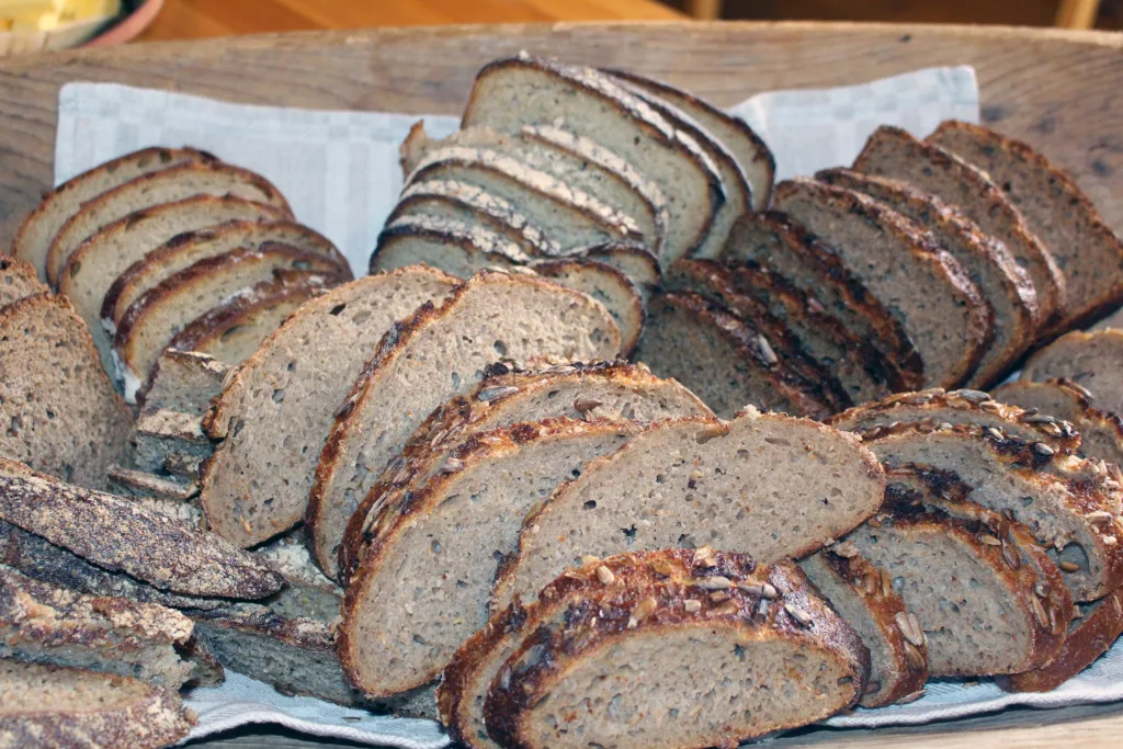 Torunn Bjerkem, forteller om baking med urkorn. (Foto: Randi Berland)