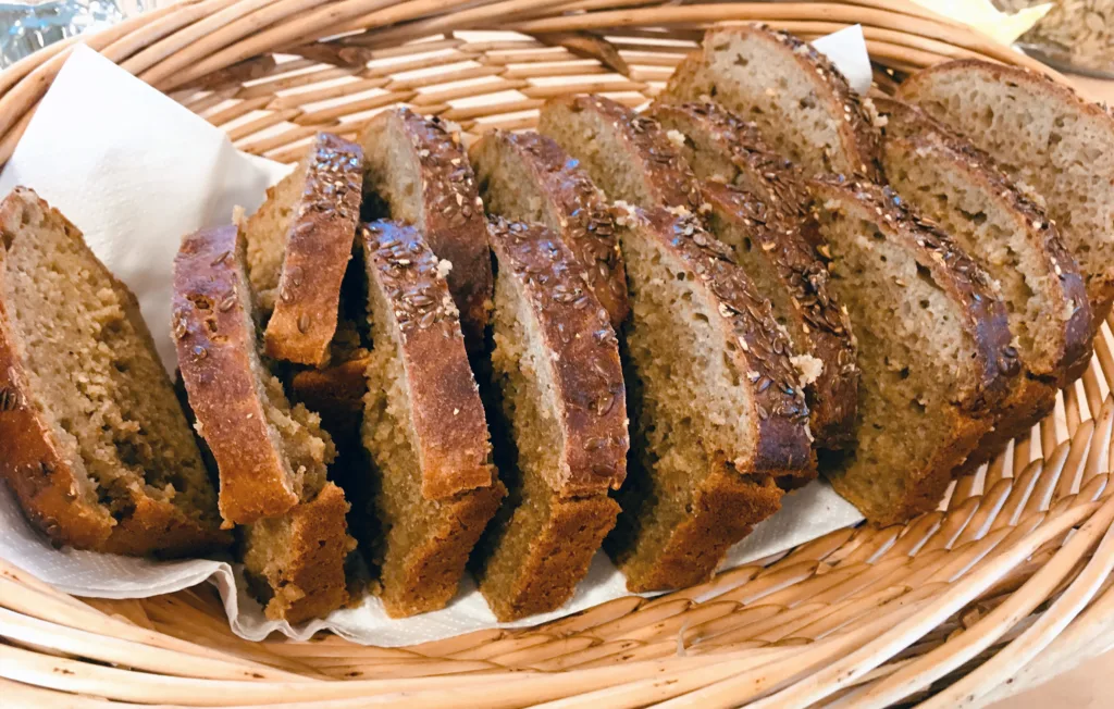 Utmerket brød kan lages av mel fra gamle kornsorter dyrket i Nord-Trøndelag (Foto: Anita Land)