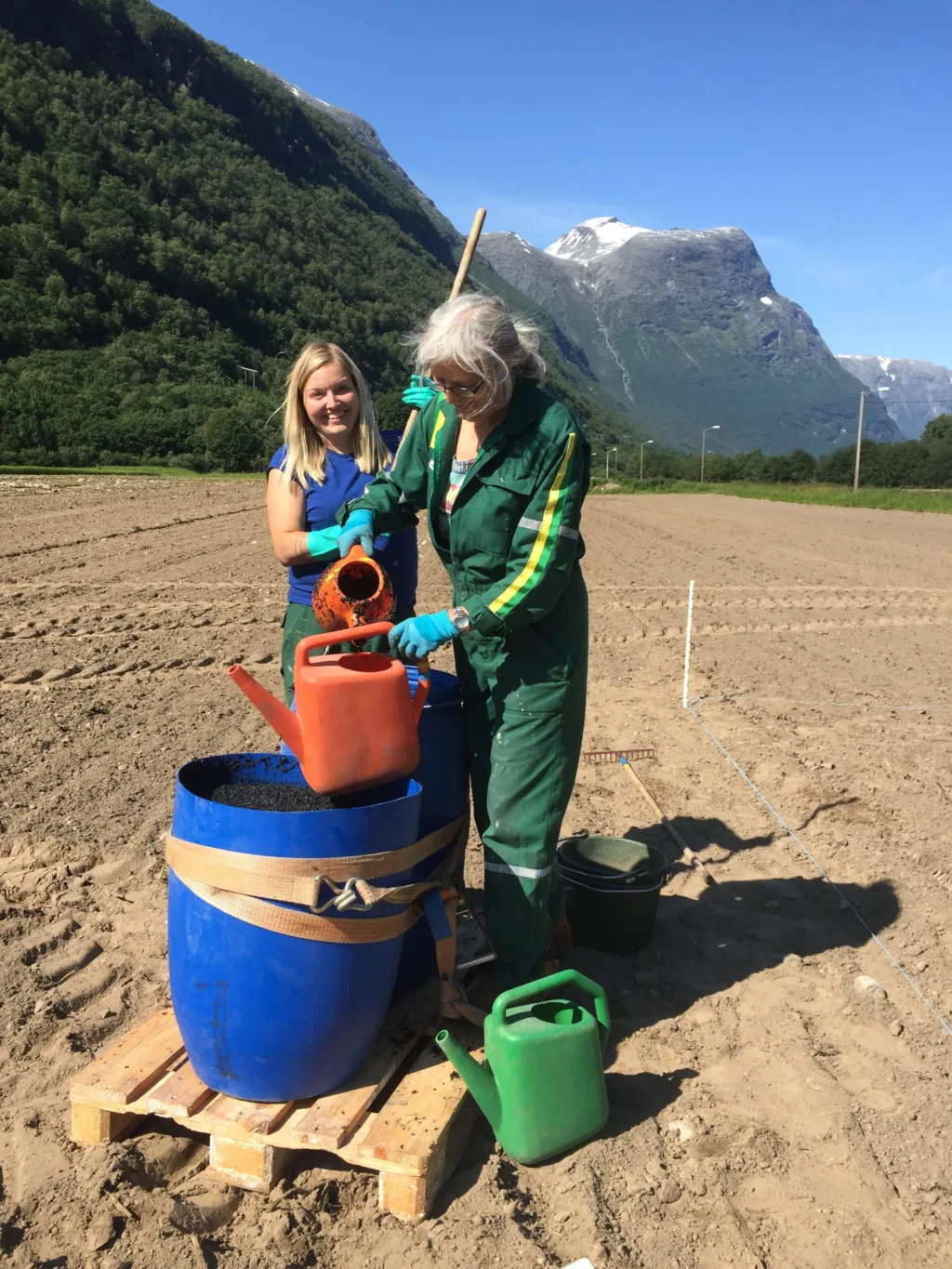 Nina Iren Ugelvik fra Landbruksrådgivning og Liv Solemdal fra NORSØK blander flytende biorester. (Foto: Tatiana Rittl)