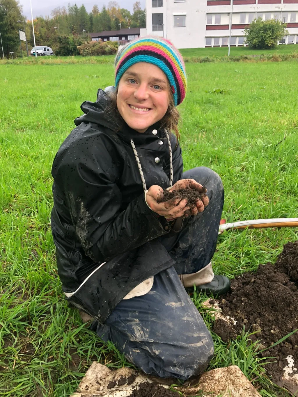 Sara analyserer jordhelse til master oppgaven sin. (Foto: Tatiana Rittl)