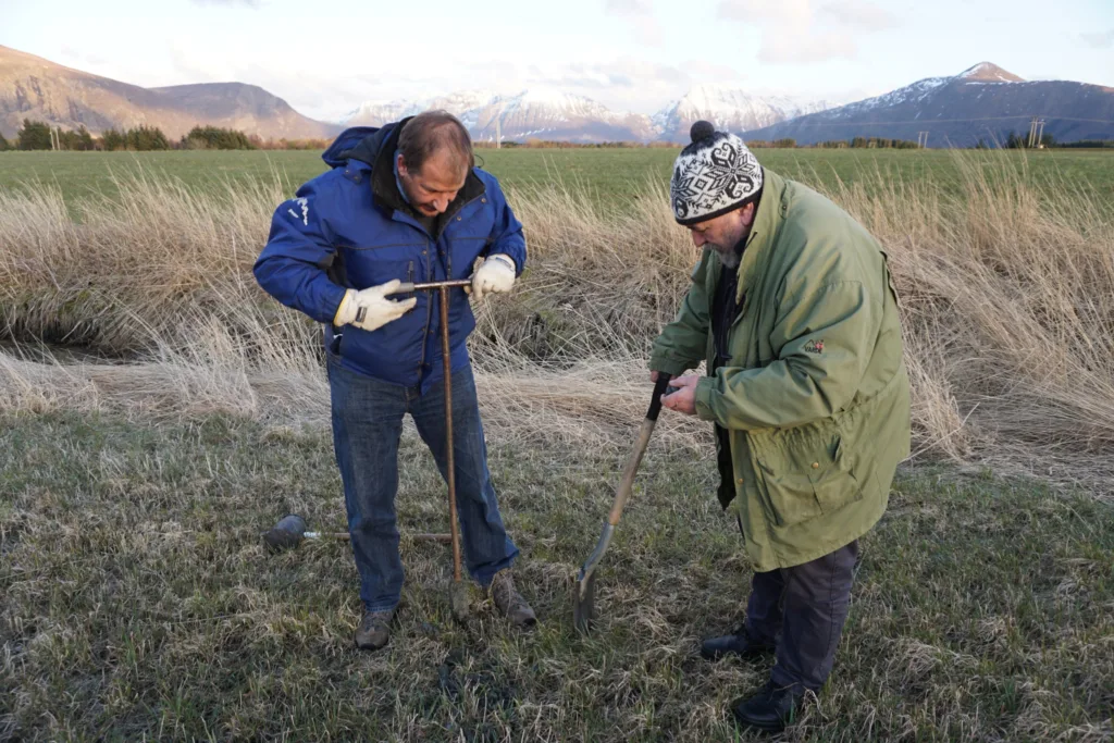 Peter Dörsch, NMBU og Samson Øpstad, NIBIO undersøker mineralmaterial og myr på omgravd myr, NIBIO. (Foto: Sissel Hansen)