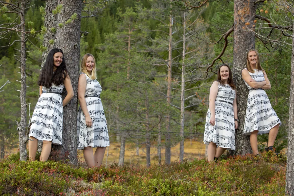 Vokalgruppa Røyst starter opp årets kjøkkenhagedag! (Foto: Ole Erik Loe)