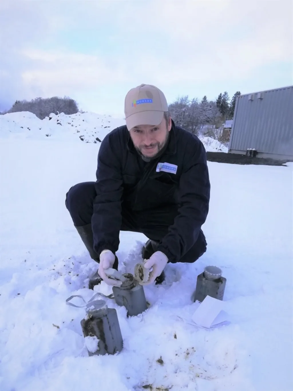 Ingvar Kvande Tar Gjødselprøver Ingvar Kvande tar gjødselprøver (Foto: Lovise Sæter)