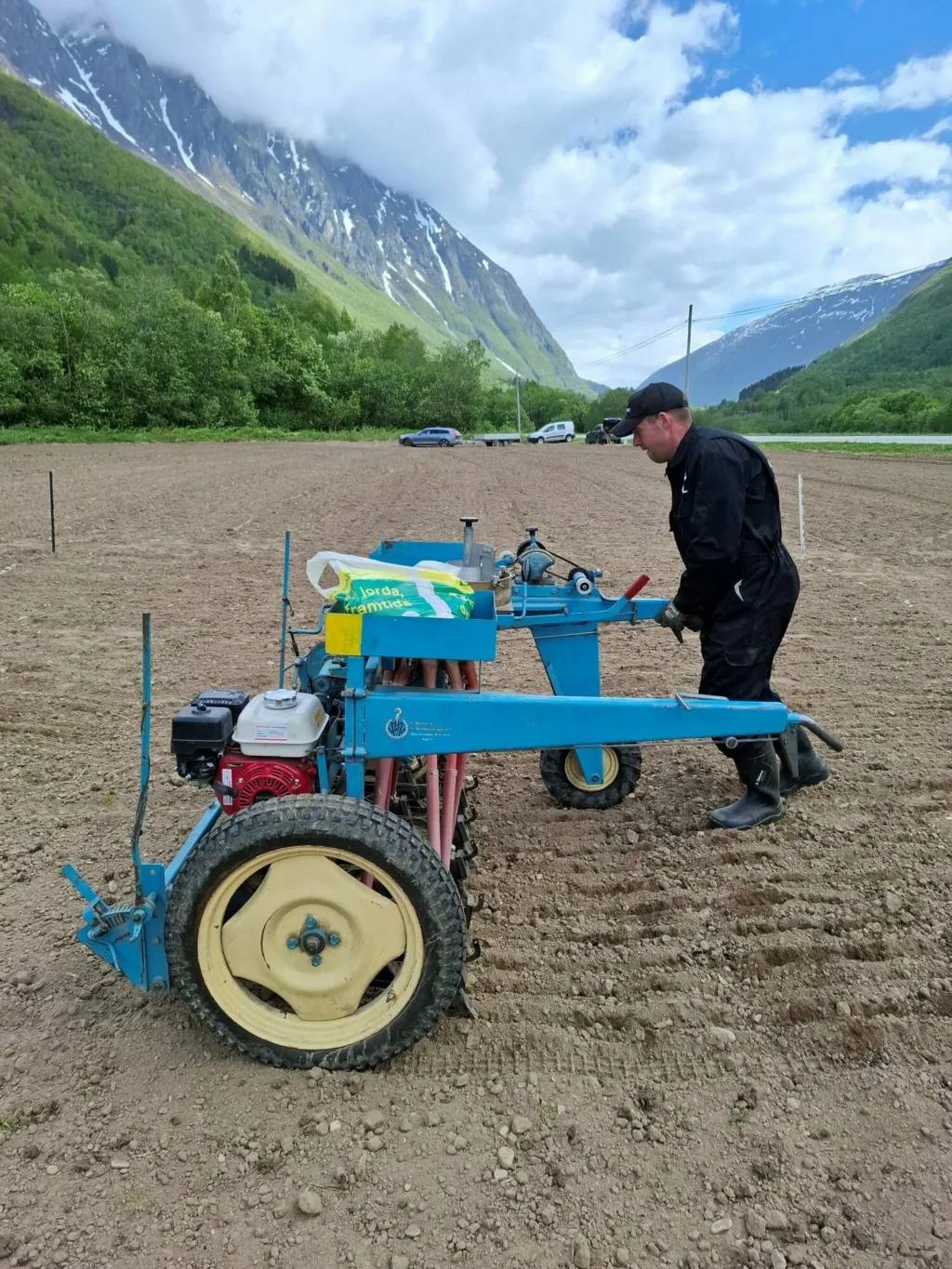 Min Org 3 With a trial seed drill and experienced crew, the correct seed rate of barley is safely sown into the soil, 20 May 2025. (Photo: Frode Grønmyr, NLR.)