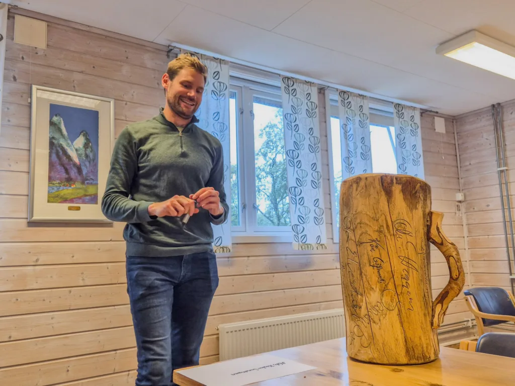 TRADISJONEN TRO: Alle ministere som kommer på besøk til Tingvoll gard får navnetrekket sitt inngravert på den etterhvert legendariske hoggestabben. (Foto: Ingrid Waagen)