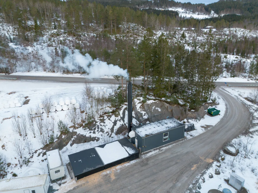 Flisfyringanlegget produserer fjernvarme til offentlige bygg i Tingvoll. (Foto: Vegard Botterli)