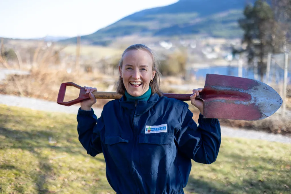 Anniken Fure Stensrud er rådgiver i NORSØK. Oslojenta har funnet seg godt til rette sammen med mann og barn  på Tingvoll. (Foto: Vegard Botterli)