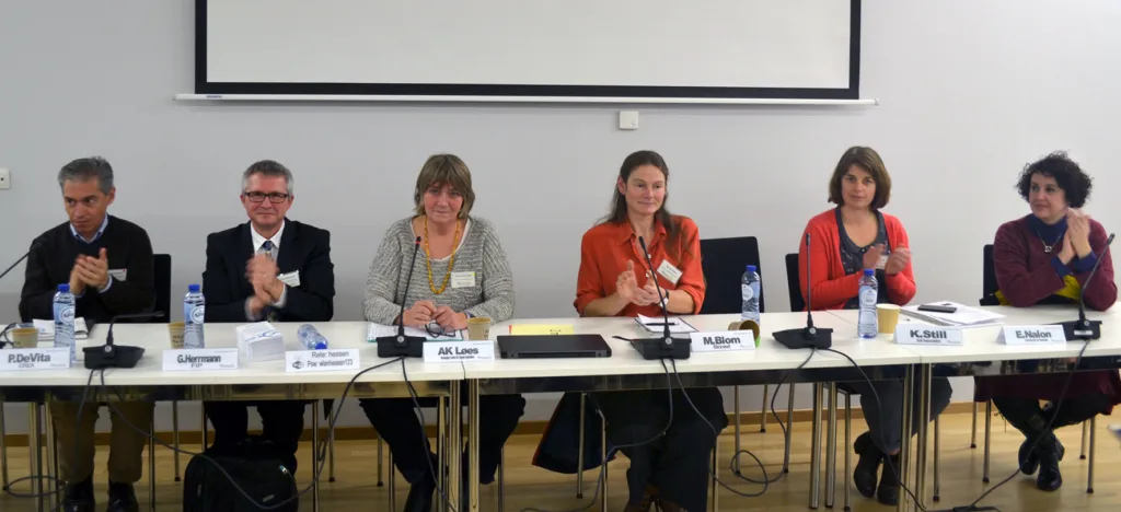 Fra venstre: Pasquale de Vita (CREA, Italia), Gerald Herrmann (Ecocret, Tyskland), Anne-Kristin Løes (NORSØK), Marion Blom, Bionext, Nederland) Kate Stills (Soil Association, Storbritannia) og Elena Nalon (EuroGroup for Animals). Jurymedlem Marco Contieri fra Greenpeace var ikke til stede da bildet ble tatt. (Foto: TP Organics)