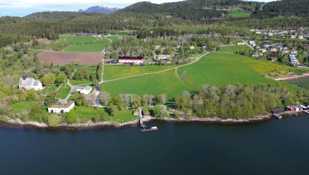 FORSKNING OG LANDBRUK: Norsøk eier og drifter Tingvoll gard i Møre og Romsdal. Dette er en levende lab og arena for mange forskningsprosjekter, i tillegg til økologisk melkeproduksjon og forskningsanlegg for biogass. (Foto: Vegard Botterli)
