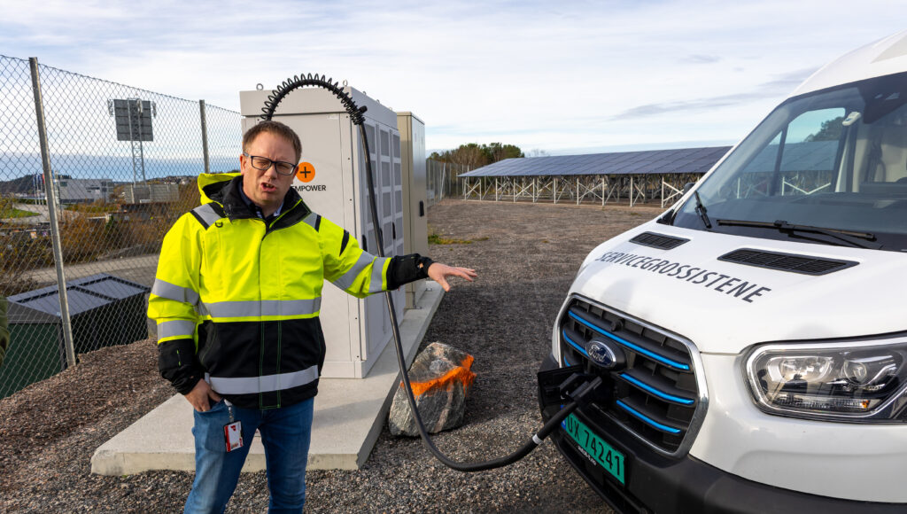 Jørgen Klokset forteller om hurtiglading av kjøretøy via solcelle. Han har vært ansvarlig for planlegging og utbygging av anlegget hos TP Engros. (Foto: Vegard Botterli)