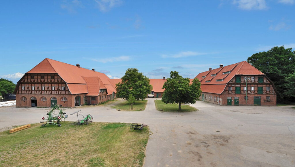 FORSØKSGÅRD: Trenthorst er forsøksgården for økologisk landbruk og tilhører Thünen instituttet med hovedsetet i Braunschweig i Tyskland. (Foto: Bundesanstalt für Landwirtschaft und Ernährung, IFOAM, Thünen-Institut/OL)