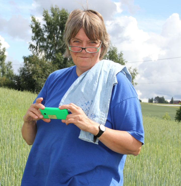 Anne Kristin Løes På Staur Foto Eva Ph – Å dyrke både moderne og gamle kornsorter vil gi enda mer mangfold, både for smak og ernæring, sier forsker Anne-Kristin Løes (Foto: Eva Pauline Hedegart)
