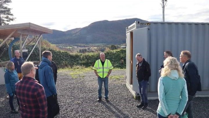 Hoemsnes 2 0 Inge Hoemsnes viser frem anlegget sitt til interesserte på klimafaggdag. (Foto: Vegard Botterli)