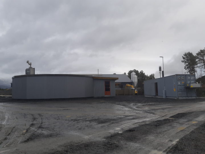 Hoemsnes Biogassanlegg Biogassanlegget på garden til Inge Hoemsnes. Reaktor til venstre i bildet, konteiner med generator og styringssystem til høyre (Foto: Ingvar Kvande)