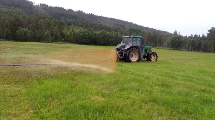 Slepeslanger Foto Rose Bergslid Prosjektet skal finne ut om man kan produsere rågass lokalt, i stedet for å sende gjødsel over store avstander til sentrale biogassanlegg. (Foto: Rose Bergslid)