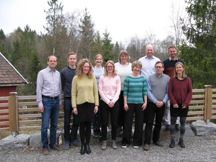 Prosjektbilde Utbanfarms Ii Fra venstre: Sebastian Eiter, NIBIO (prosjektleder); Svein Olav Krøgli, NIBIO (leder WP1), Marte Guttulsrød, Økologisk Norge; Ulrike Bayr, NIBIO; Anne Strøm Prestvik, NIBIO; Anne-Kristin Løes, NORSØK (leder WP4), Rose Bergslid, NORSØK; Asbjørn Veidal, NIBIO; Matthew Reed, CCRI (leder WP3); Daniel Keech, CCRI; Anna Birgitte Milford, NIBIO (leder WP2) (Foto: Wenche Dramstad / NIBIO)