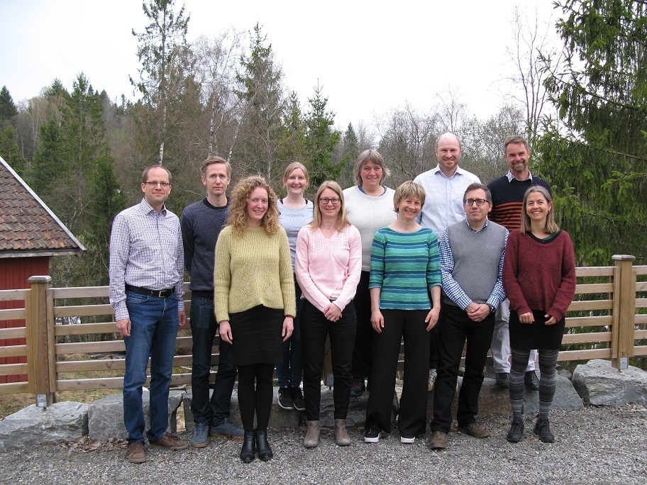 From the left: Sebastian Eiter, NIBIO (Project manager, Svein Olav Krøgli, NIBIO (leader WP1), Marte Guttulsrød, Organic NORWAY; Ulrike Bayr, NIBIO; Anne Strøm Prestvik, NIBIO; Anne-Kristin Løes, NORSØK (leader WP4), Rose Bergslid, NORSØK; Asbjørn Veidal, NIBIO; Matthew Reed, CCRI (leader WP3); Daniel Keech, CCRI; Anna Birgitte Milford, NIBIO (leader WP2). (Photo: Wenche Dramstad / NIBIO)