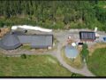 Kufjøsen til venstre og biogassreaktoren til høyre. Norsøk har operert en forskningsreaktor i over ti år. En ny og modernisert reaktor ble ferdigstilt i 2023.