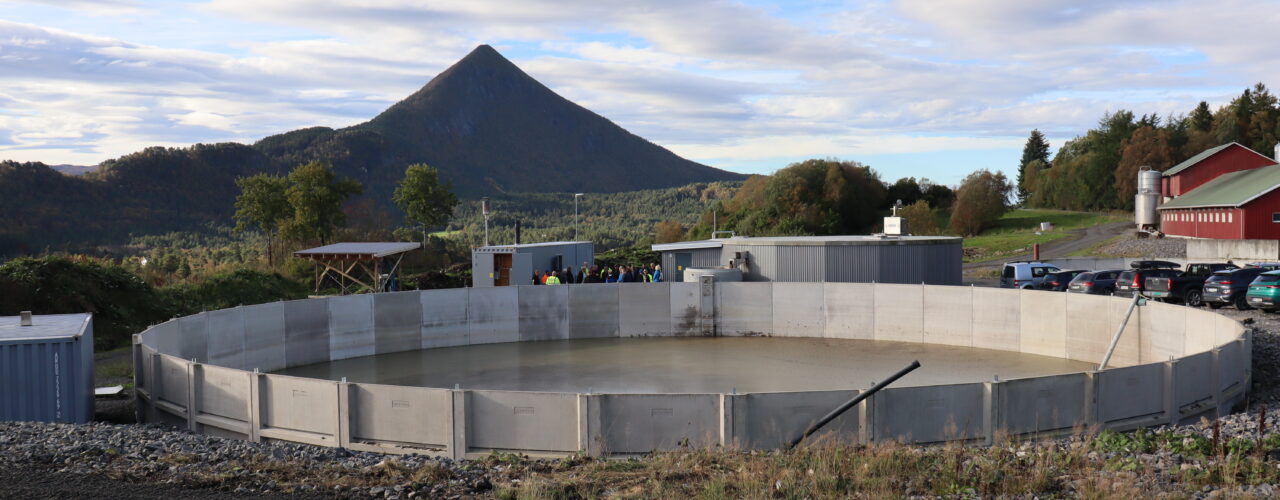 OPTIMALISERING OG OPPLÆRING: Biogassanleggene tilhørende Inge Hoemsnes og Tingvoll gard skal forbedres og brukes til opplæring. Biorestlager og reaktorhus tilhørende Inge Hoemsnes på bildet. (Foto: Vegard Botterli)