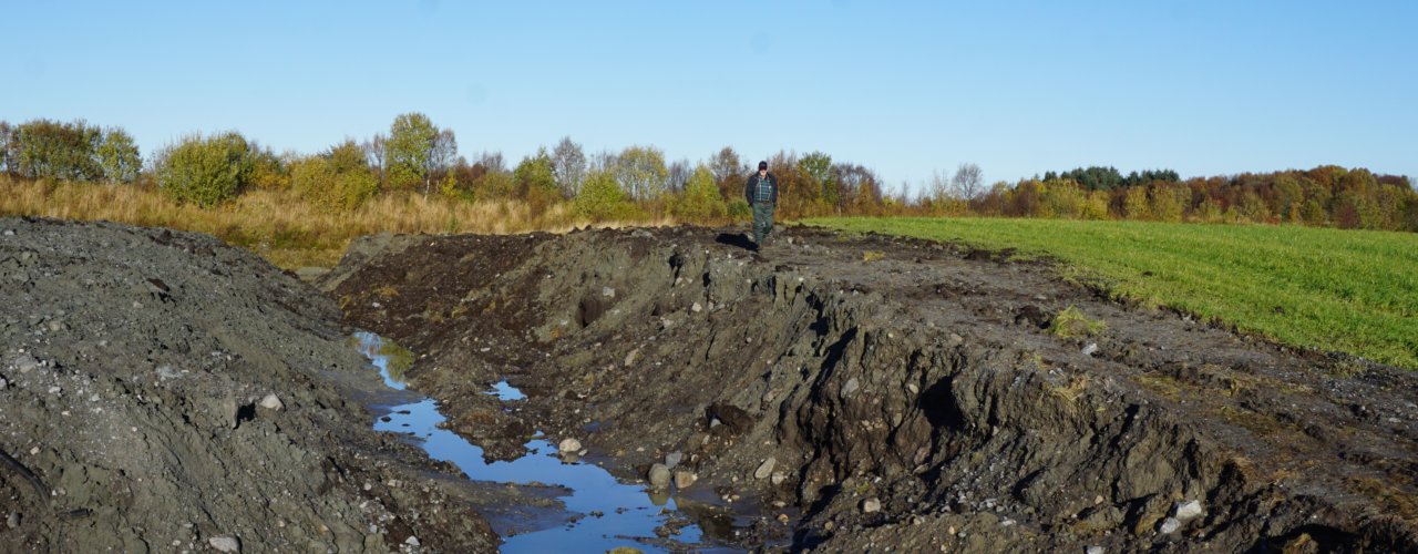 When re-digging a bog, the bog is dug over so that mineral soil covers the bog soil. In this project, the effect of re-excavation on hydrological conditions and emissions of greenhouse gases is investigated in particular. (Photo: Sissel Hansen)