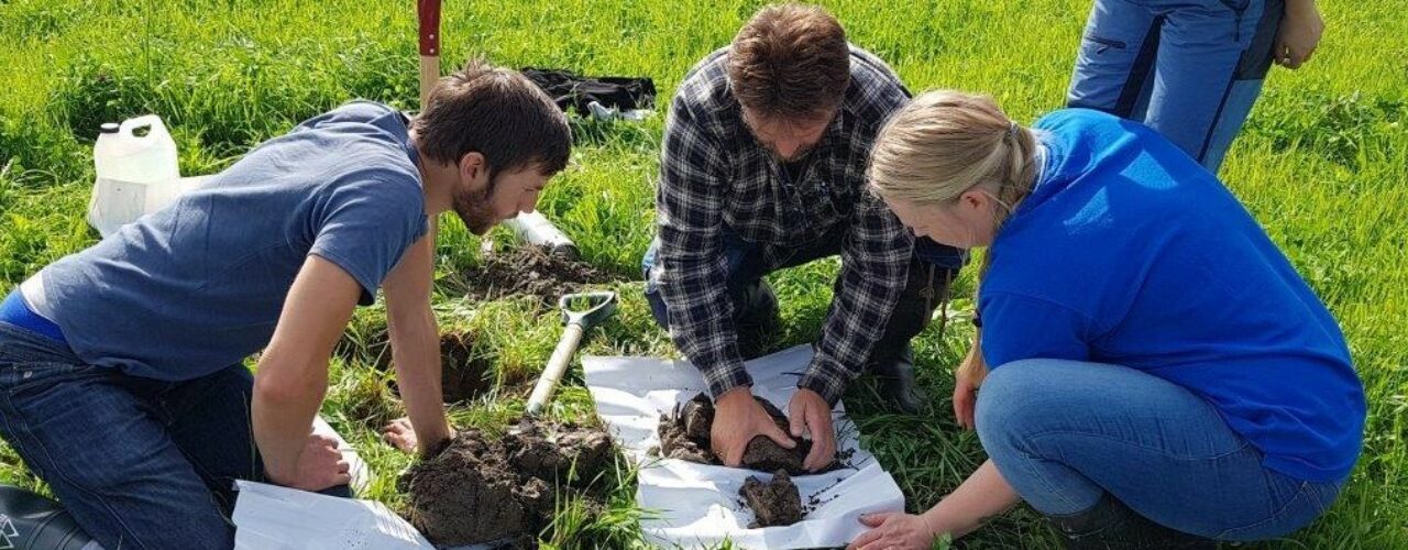 Day-seminar on soil and "Jordlappen" for farmers, advisers and students. (Photo: Reidun Pommeresche)