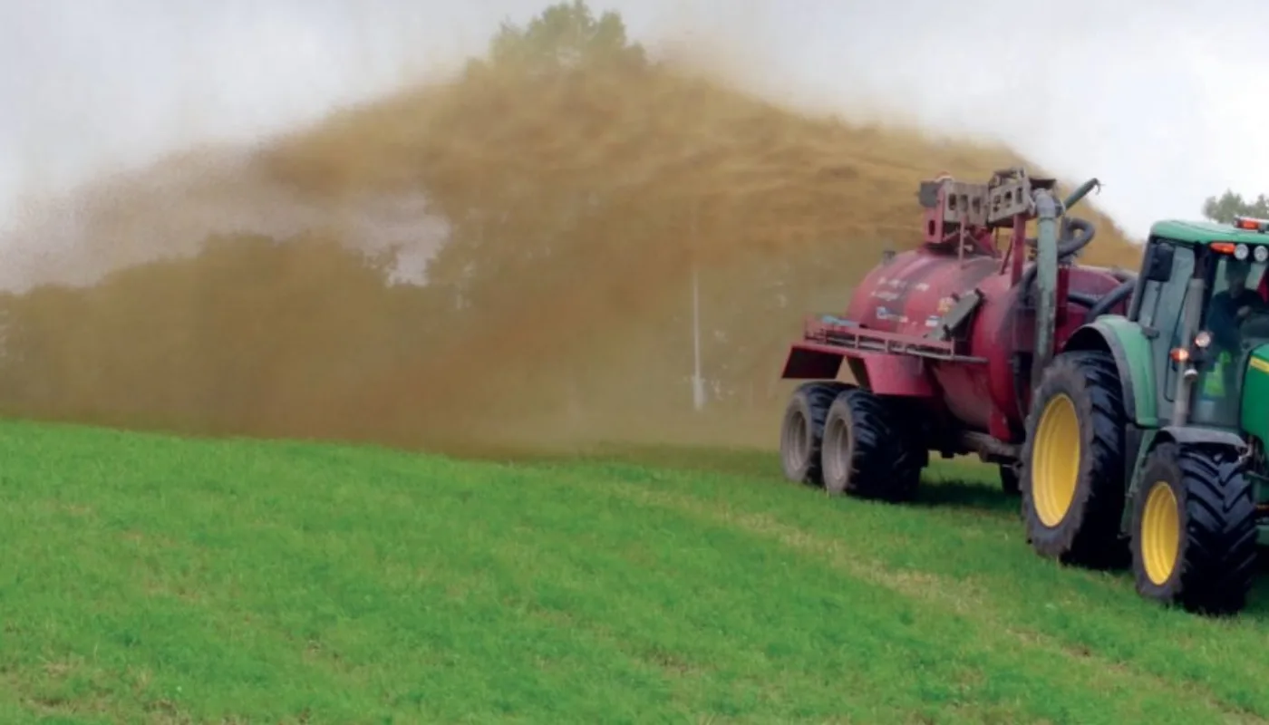 8E7Eafe18Df93C09D06B9852Ef72B226 Når bonden gjødsler åkeren med møkk fra husdyr, forsvinner noe av nitrogenet fra gjødsla ut i lufta. Da forsvinner viktig næring som kunne gått til plantene. Hvordan kan vi unngå det? (Foto: Stian Sørensen)