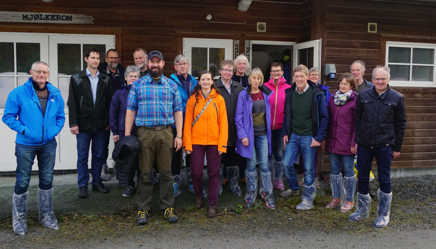 Gardbruker Lars Johan Næs, rådgiver Torleif Bakke Haavik, NLR Vest, forsker Finn Walland, NIBIO, rådgiver Gunnlaug Røthe, NLR - Vest, forsker,Tor Lunnan, NIBIO, gardbruker Jørgen Soknes, prosjektleder Klimasmark Landbruk Svein Skøien, NLR, forsker Pia Otte, Bygdeforskning, prosjektleder dette prosjektet Roald Sørheim, NIBIO, Rådgiver Bart van Gool, NLR Vest, gardbruker Eli Skarbø, gardbruker Elisabet E Næs, gardbruker Lars Helge Skarbø, tekniker Anne de Boer, NIBIO, gardbruker Merete Dugstad, gardbruker Erik Lindhardt, gardbruker Knut O Dugstad (Foto: Sissel Hansen)