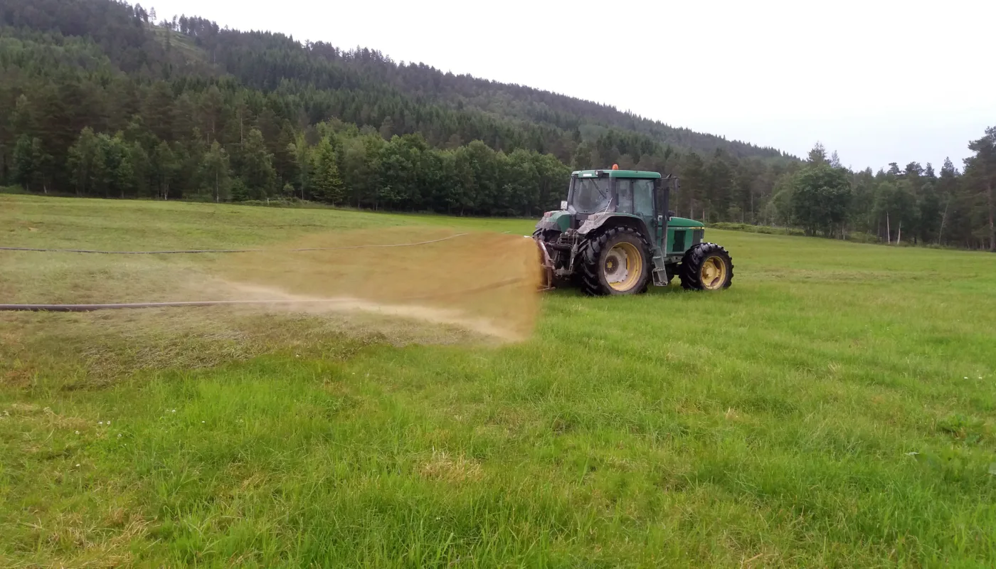 Slepeslanger Foto Rose Bergslid I biogassproduksjon blir det laget energi av møkka før den spres (Foto: Rose Bergslid)