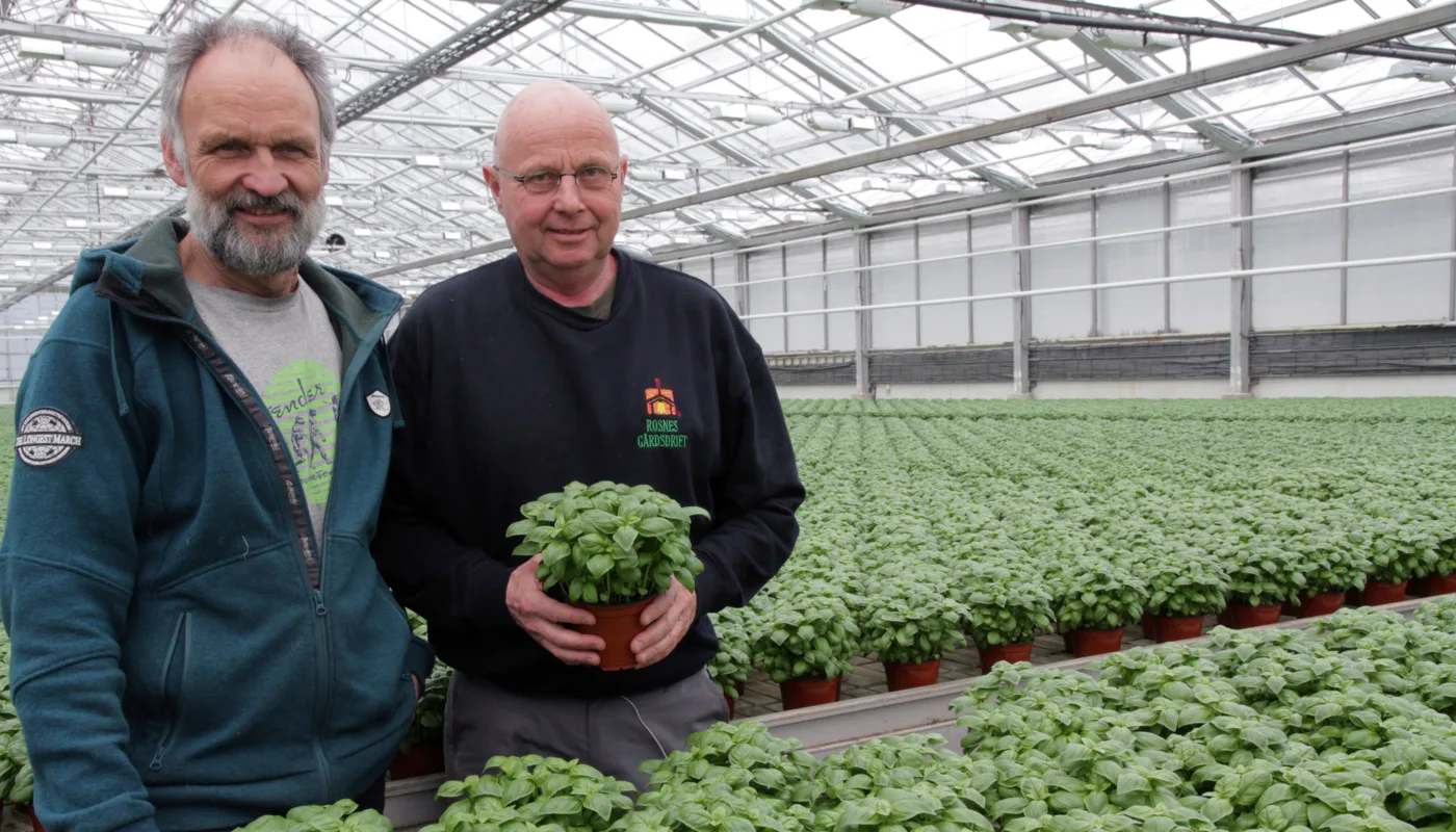 Hans Kristian Teien og Erik Rosnes  i Sande i Vestfold samarbeider om jord og fôr. (Foto: Anita Land)