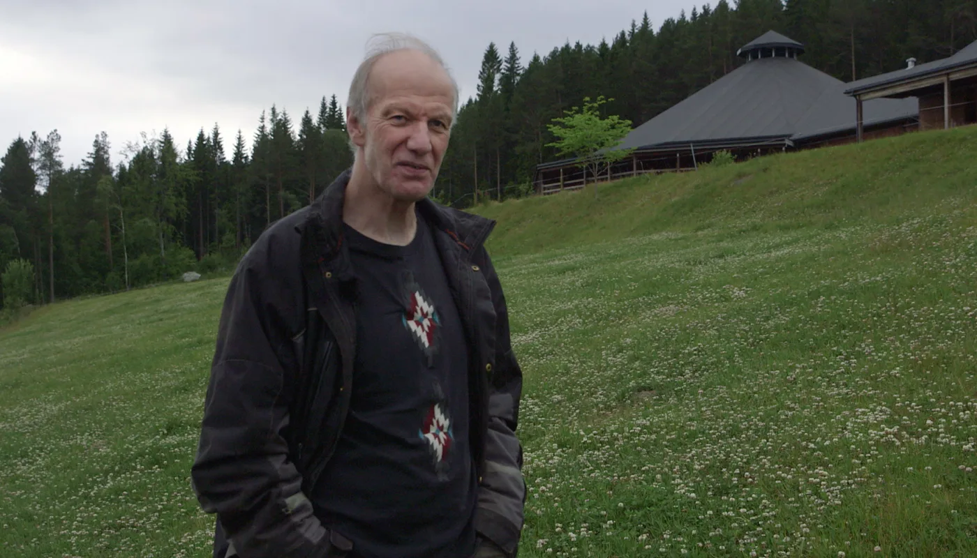 Ved Tingvoll gard er fjøset rundt og bygd av tre. Til og med innredninga er laga av tre. Det er gardbruker Erik Lindhardt  svært fornøyd med. (Foto: Tommy Rustad)