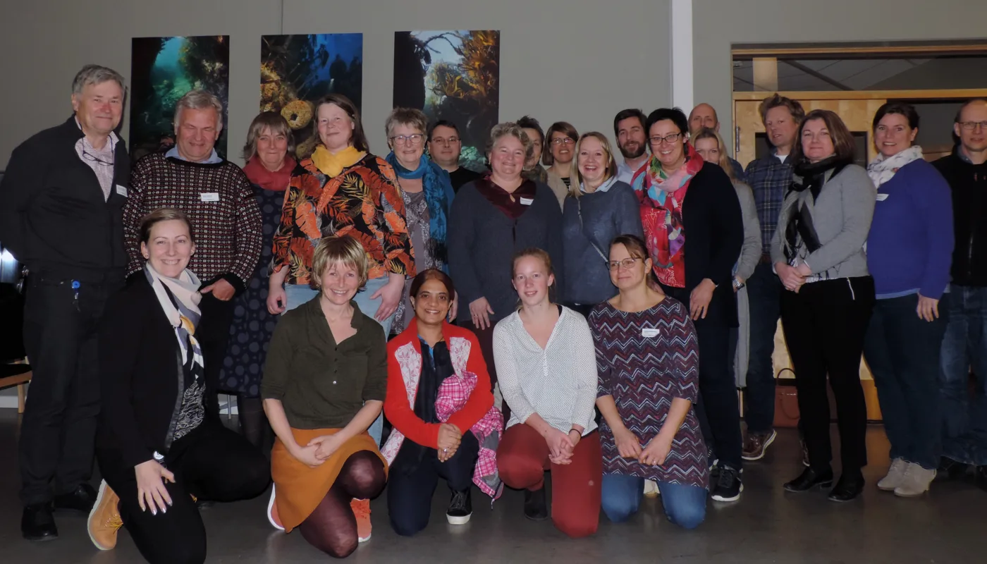 Deltakere på prosjektverksted ved Runde Miljøsenter (Foto: Kirsty McKinnon)