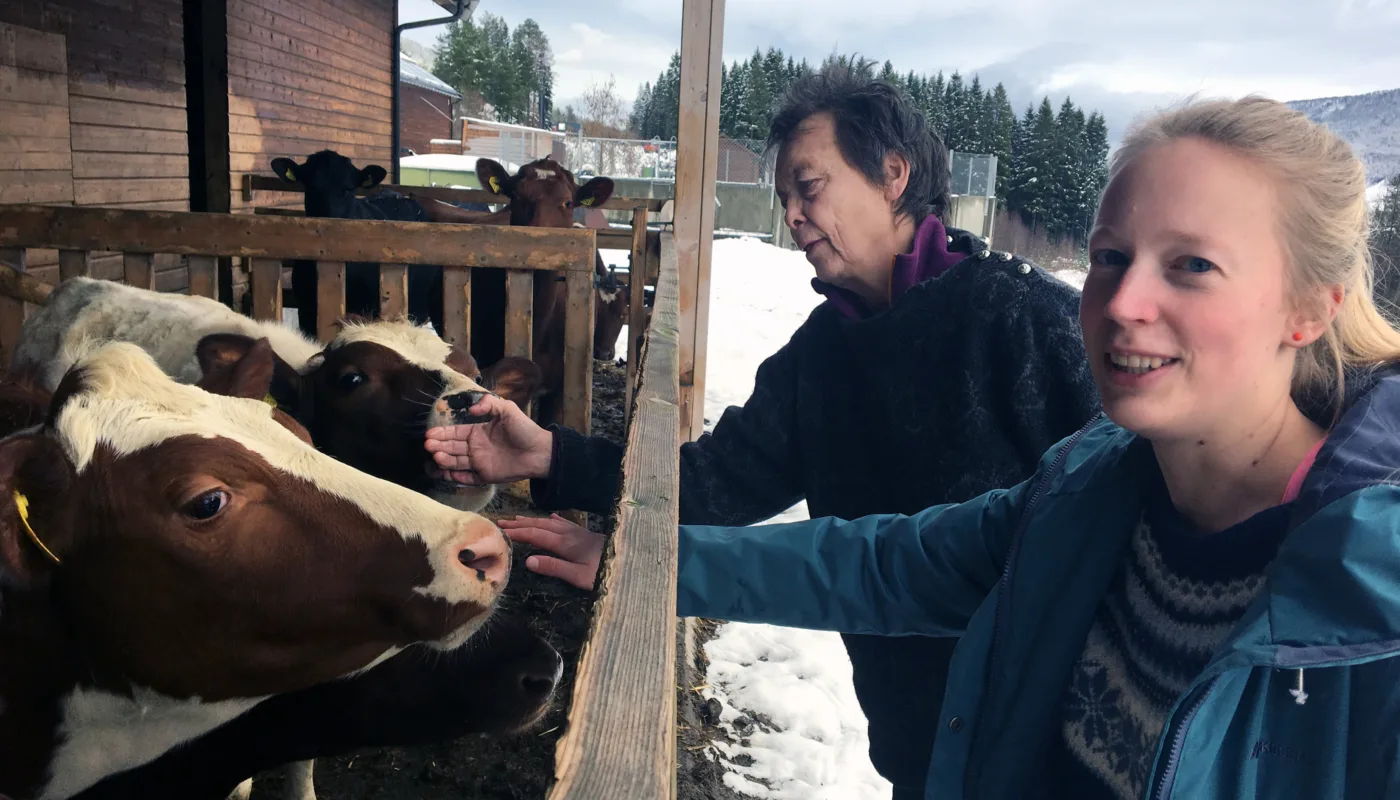 Forskarane Kristin Sørheim og Juni Rosann Johansen arbeider med dyrevelferd og dyrehelse (Foto: Anita Land)