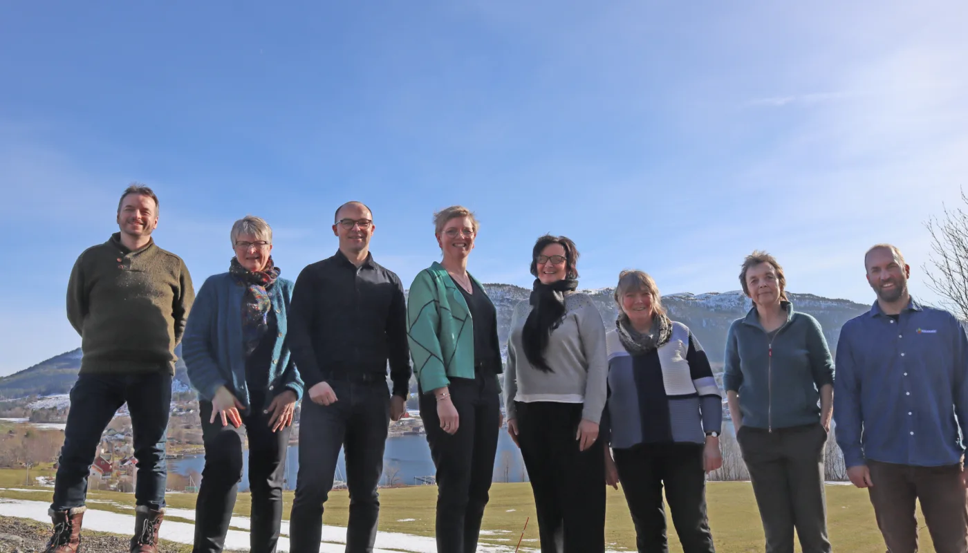 BLÅTT MØTER GRØNT: Blue Legasea og Land møter Hav besøker NORSØK og Tingvoll for å utveksle erfaringer som kan bidra til å bygge ny sirkulærøkonomi mellom mellom hav- og landbruksnæring. Fra Venstre: Ingvar Kvande og Turid Strøm (NORSØK), Ole-Johnny Ødegaard (Blue Legasea) Elise Sæle Dahle (Land møter hav), Wenche Uksnøy (Blue Legasea) Anne-Kristin Løes,  Kristin Sørheim, Joshua Cabell (NORSØK) (Foto: Vegard Botterli)