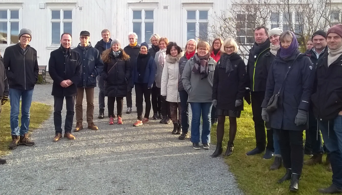 Viktige aktører innen økologisk landbruk i Norge var samlet for å diskutere regelverk og innsatsfaktorer i økologisk produksjon, i tilknytning til EU-prosjektet, Organic-PLUS på Fokhol i oktober 2019.  Inger Ivarrud orienterte om gårdsdrifta På bildet fra venstre: Inger Ivarrud, Gerald Altena, Debio, Nikolaos Katsoulas , Universitetet i Thessaly, Hellas, Frank Oudshoorn, SEGES, Danmark, Gunnar Vittersø, Oslo Met, Kari Marte Sjøvik, Norges bondelag, Hans Gaffke, NLR, Liv Astrid Eikeland, LMD, Kjersti Berge, NLR, Monica W. Stubberud, Mattilsynet, Isabell Lien, NOFIMA, Grete Lene Serikstad, NORSØK, Ingrid Strømstad, FK Agri, Lene Nilssen, Debio, Tone Roaldkvam, TINE, Jon Mjærum, NLR, Hanne Torjusen, Oslo Met, Sigrid Mogan, NLR, Kari Bysveen, NLR, Finn Avdem, NORTURA, Pierre Sachot, Biodynamisk Forening og Børre Solberg, Økologisk Norge. Astrid S. Andersen, Elin Thorbjørnsen og Silja Valand fra NLR og Kai Funderud fra Felleskjøpet var også med på møtet (Foto: Anne-Kristin Løes)