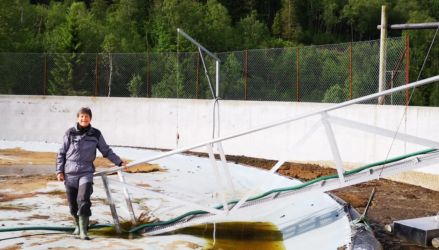Gjødselkum med flytedekke. Prøvetagingsutstyret til høyre (Foto: Turid Strøm)