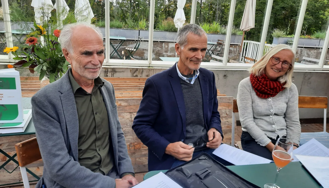 Emil Mohr. Morten Ingvaldsen. Grete Lene Serikstad SENTRALE I DEN ØKOLOGISKE FAMILIEN: Emil Mohr, Morten Ingvaldsen og Grete Lene Serikstad har vært sentrale personer i det økologiske landbruket i Norge i flere tiår. Emil Mohr har utarbeidet teksten mens Morten Ingvaldsen har bearbeidet og kvalitetssikret innholdet. Grete Lene Serikstad har bidratt med innhold til deler av boka (Foto: Turid Strøm)