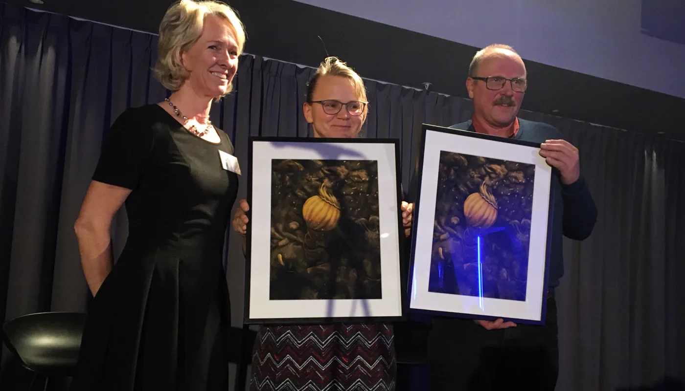 Det var stor applaus under middagen da Reidun Pommeresche og Øystein Haugerud fikk et trykk hver av Katelyn Solbakk som en takk for innsatsen med arbeidet med levende matjord. Det var leder for kongressen Kjersti Berge som stod for utdelinga. (Foto: Anita Land)