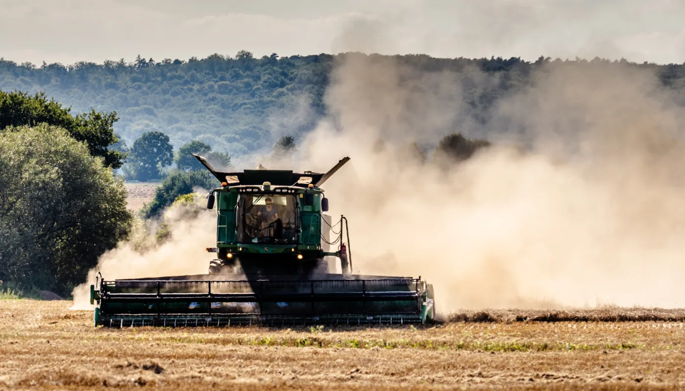 John Deere Combine Harvester Ebing 1827 By Ermell Skurtresker under høsting (Foto: Ermell)