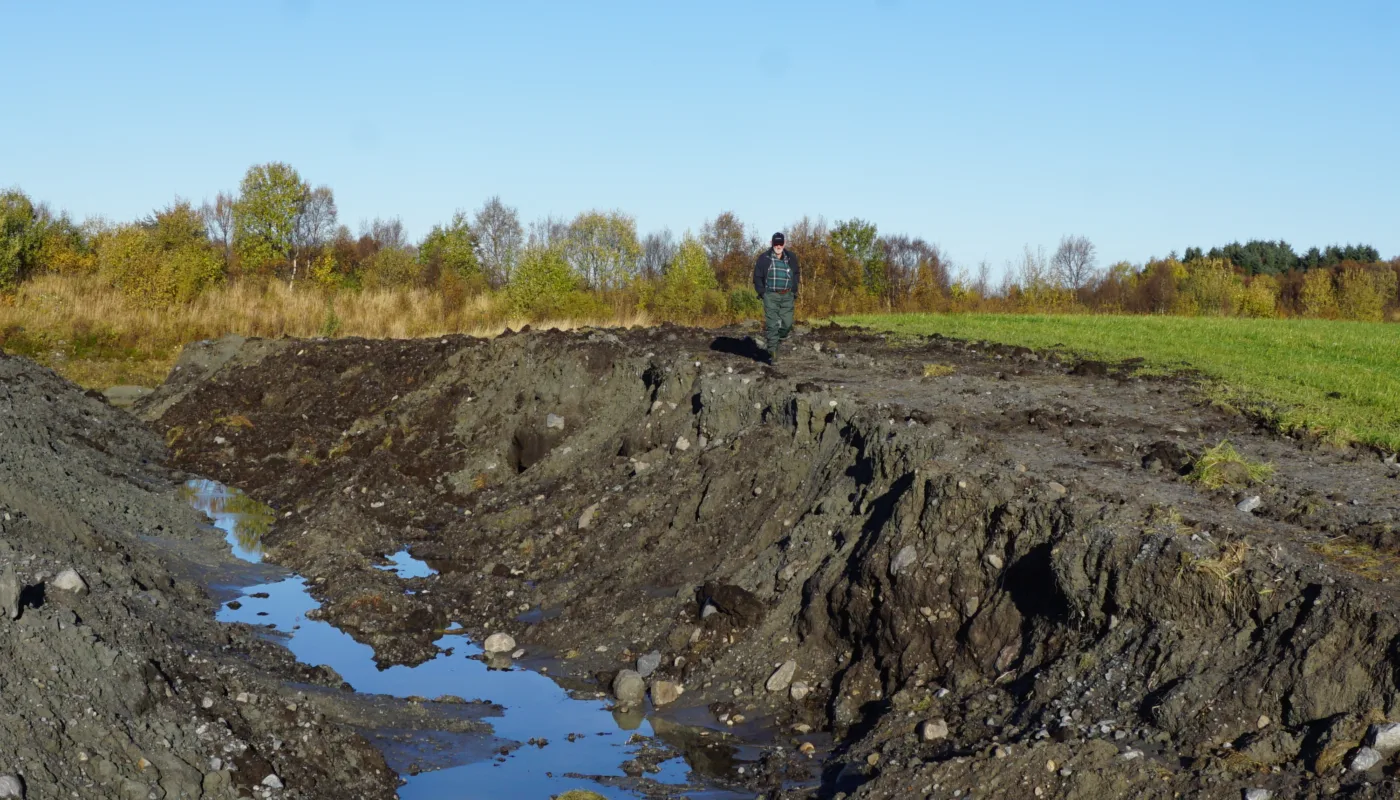 When re-digging a bog, the bog is dug over so that mineral soil covers the bog soil. In this project, the effect of re-excavation on hydrological conditions and emissions of greenhouse gases is investigated in particular. (Photo: Sissel Hansen)