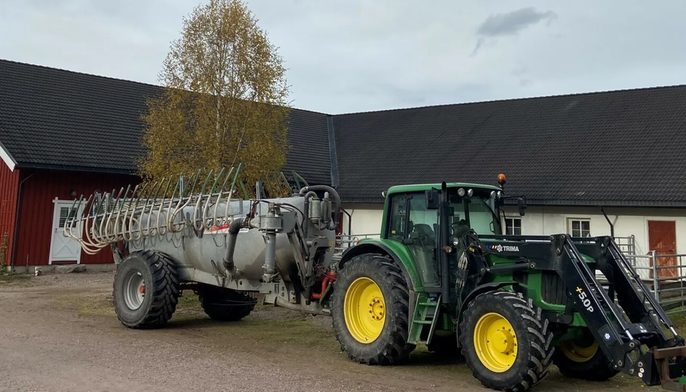 An old proverb says that ‘manure is the farmer’s gold’. But how can we balance its use between farm economics, labour input, fertilizer effect and environmental impact? (Photo: Sissel Hansen)