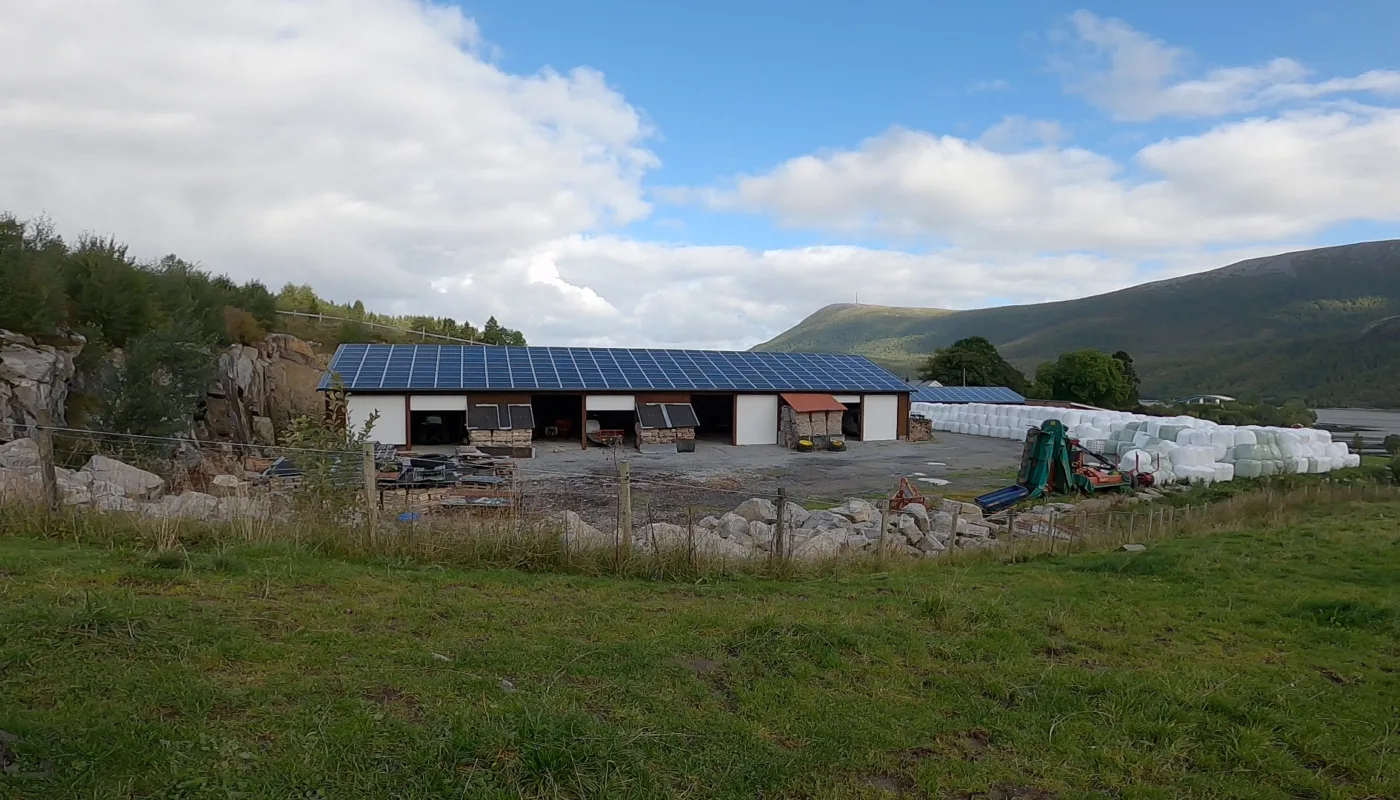 SOLCELLER I LANDBRUKET: Fra anlegg installert på gårdsbruk i Aure Kommune i Møre og Romsdal (Foto: Vegard Botterli)