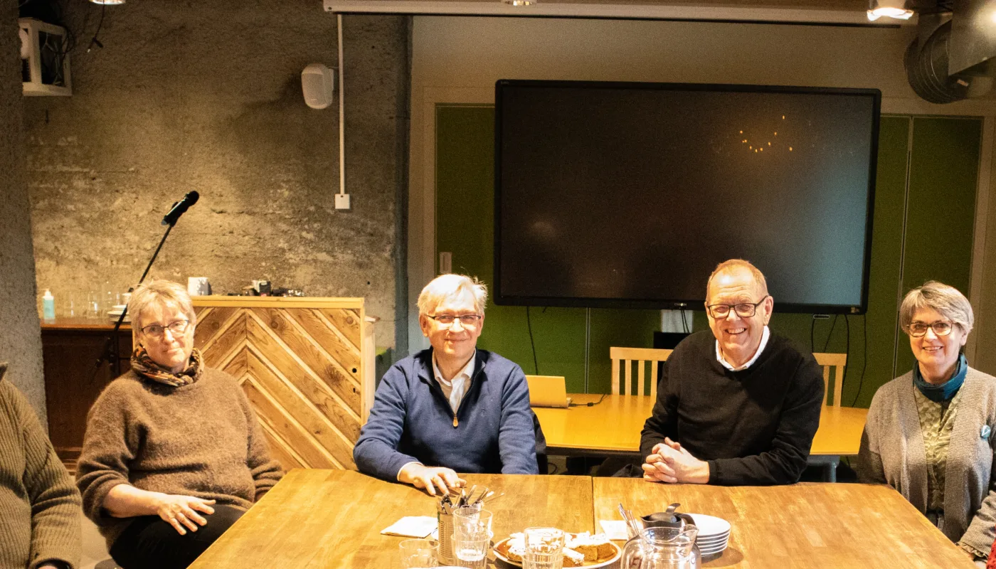 Fra venstre: Jon Eikrem (Tingvoll V), Turid Strøm (daglig leder NORSØK), Andrè Skjelstad (stortingsrepresentant V), Pål Farstad (gruppeleder i fylkestinget V), Ragnhild Helseth (fylkesleder M&R V), Liv Solemdal (Styreleder i Tingvoll Økopark) (Foto: Vegard Botterli)